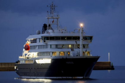 Anija turistike e goditur nga hantavirusi mbërrin në Tenerife
