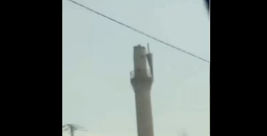Rrëzohet minarja e xhamisë në Plluzhinë të Skenderajt nga erërat e fuqishme