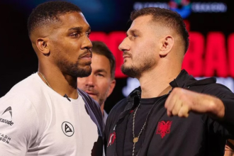 Edhe pak minuta pritet të fillojë përballja mes Anthony Joshuas dhe Kristian Prengës