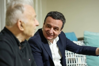 Kurti e kujton Eqrem Kryeziun si “politikan në shërbim të Prizrenit”, pa e përmendur LDK-në: Në takimin e fundit diskutuam këndshëm për Kosovën