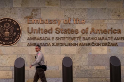 Ambasada amerikane kujton sulmin në Banjskë, përsërit thirrjen që autorët të mbahen përgjegjës