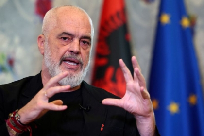Rama iu kundërpërgjigjet atyre që e sulmuan me vezë në Nju Jork: Pula histerike, flamurin shqiptar e kam ngritur më lartë se kurrë