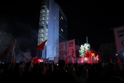 Protestuesit kthejnë reflektorët nga objekti i Qeverisë: Votojeni ligjin për Dhomat e Specializuara, durimi ynë po mbaron