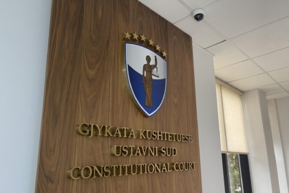 Kushtetuesja “legalizon” Kuvendin dhe Qeverinë në afat rekord, zgjedhja e Presidentit deri më 6 tetor sfidë për partitë