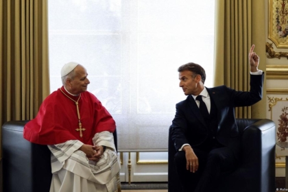 Papa në Paris kritikon garën e armatimeve