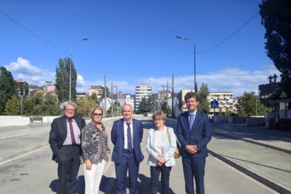 Senatorët francezë publikojnë foto nga Ura e Ibrit, në sfond shihet vetura e karabinierëve, ambasada jep detaje