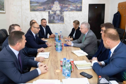 Ambasadori i BE’së takon kryetarët e komunave veriore, flasin për ‘‘përmirësimin e bashkëpunimit’’ mes nivelit qendror dhe lokal