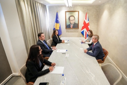 Hargreaves njofton se në selinë e LDK diskutoi për rëndësinë që përgjigja ndaj verdiktit të Hagës të jetë e qetë