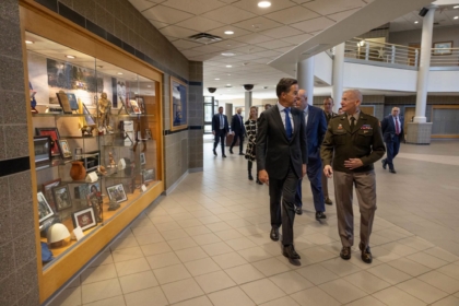 Rutte vizitë në Gardën Kombëtare të Iowa, diskutohet për Kosovën e FSK, në foto e ndara shihet edhe figura e Adem Jasharit