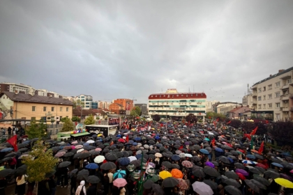 ‘‘Stoik në shi’’, Liria ka Emër ndan foto nga protesta në Ferizaj kundër dënimit të ish-krerëve të UÇK’së: Jo në emrin tim