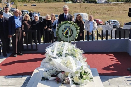 Ambasadori gjerman bën homazhe te varri i Afrim Bunjakut: E domosdoshme të vihet drejtësia pa vonesa