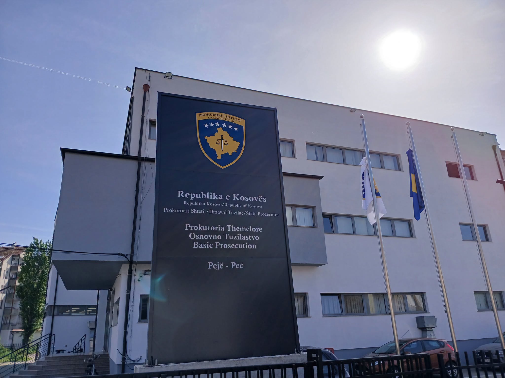 Dyshohet se kultivuan bimë narkotike, Prokuroria e Pejës kërkon paraburgim dhe arrest shtëpiak për dy persona