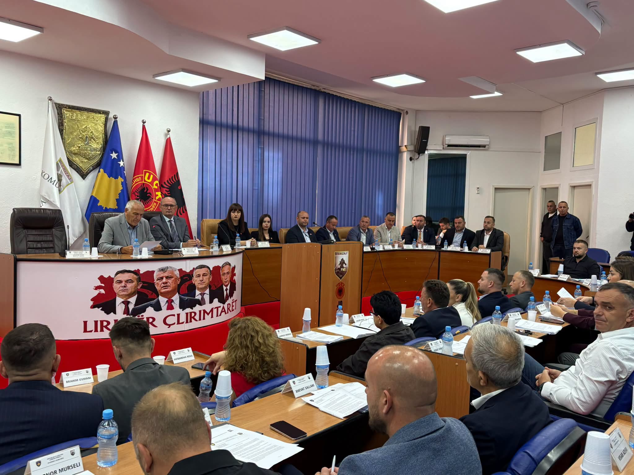 Komuna e Ferizajt miraton Deklaratë kundër vendimit të Hagës, LDK’ja s’e voton, e lëshon sallën