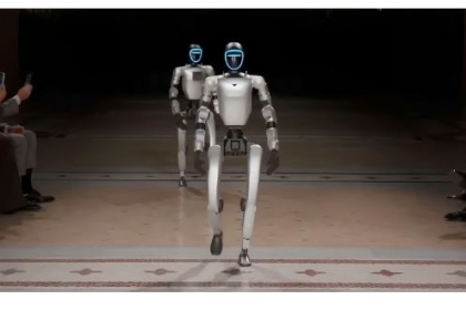 Robotët “pushtojnë” Javën e Modës në Milano, momenti kur publiku shokohet