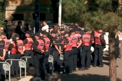 Përplasje te Ministria e Brendshme, shoqërohen disa protestues, mes tyre Dritan Goxhaj