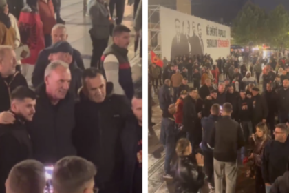 Nata e 10 e protestës, qytetarët mblidhen në sheshin e Prishtinës kundër dënimit të ish-krerëve të UÇK’së, shihet edhe Fatmir Limaj