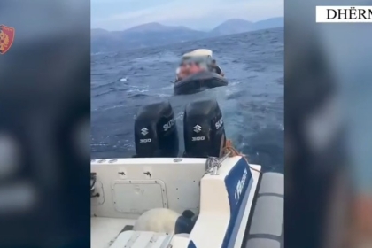 Dhërmi, pesë persona rrezikuan të mbyteshin në det pasi mjeti lundrues pësoi defekt, shpëtohen nga Policia Kufitare