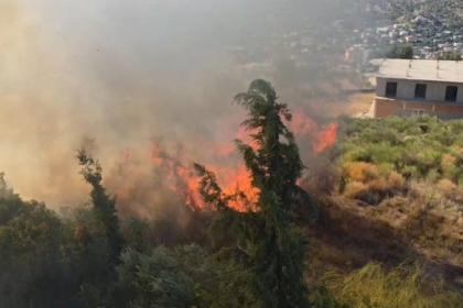 Zjarr i madh mbi Spitalin e Vlorës, rrezikohen banesat (VIDEO)