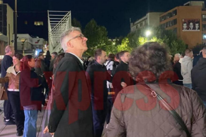 Ambasadori gjerman interesohet për protestën në shesh, afrohet, vëzhgon pak dhe largohet