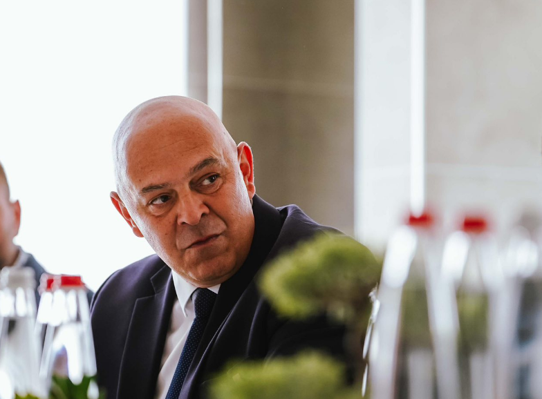 Gjini kritikon Qeverinë: Importi i qumështit është rritur për 1 milion litra në muaj Gjini kritikon Qeverinë: Importi i qumështit është rritur për 1 milion litra në muaj