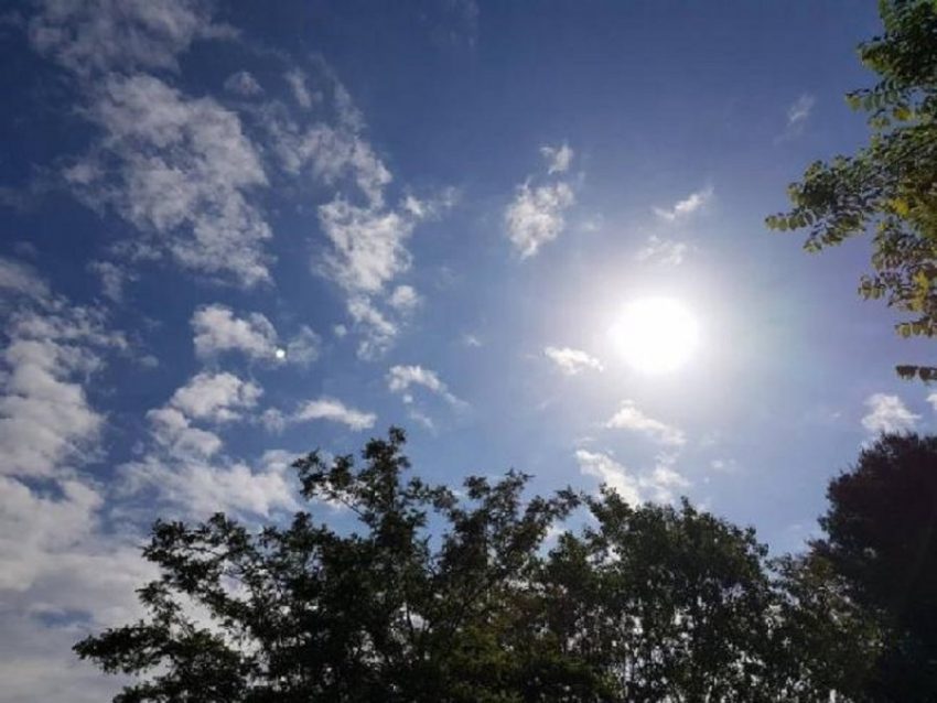 Moti sot me diell dhe vranësira të pjesshme