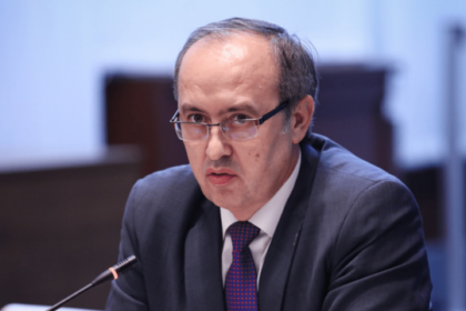 Kurti tha se Bekim Sejdiu është ende kandidat, Hoti: Ai është tërhequr, si mund të thirresh në marrëveshje