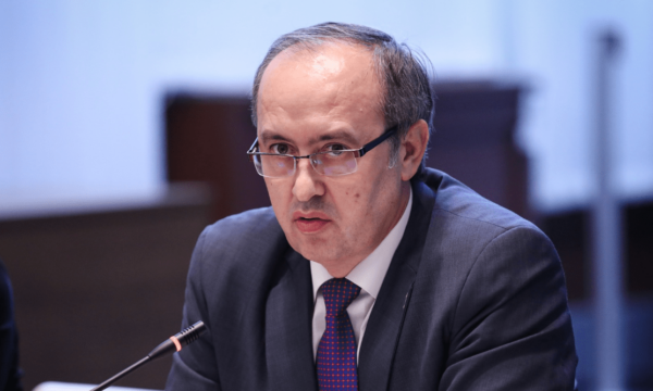 Kurti tha se Bekim Sejdiu është ende kandidat, Hoti: Ai është tërhequr, si mund të thirresh në marrëveshje