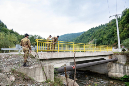 ​KFOR-i kontrollon ura dhe rrugë në Deçan