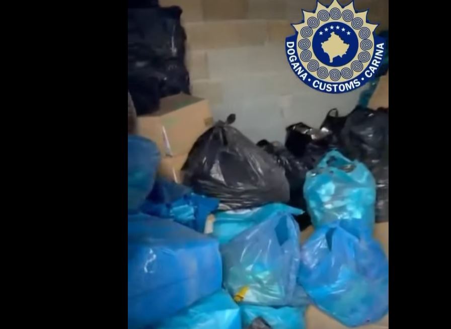 Dogana konfiskon 876 kg duhan dhe 118 mijë cigare të dyshuara për kontrabandë në Prizren Dogana konfiskon 876 kg duhan dhe 118 mijë cigare të dyshuara për kontrabandë në Prizren