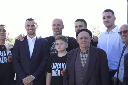 Djali i Thaçit, i Veselit e ai i Krasniqit vizitojnë familjen e Afrim Bunjakut në trevjetorin e vrasjes së tij