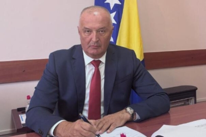 Helez shkarkon dy pjesëtarë të ushtrisë së Bosnjës, lavdëruan Mlladiqin