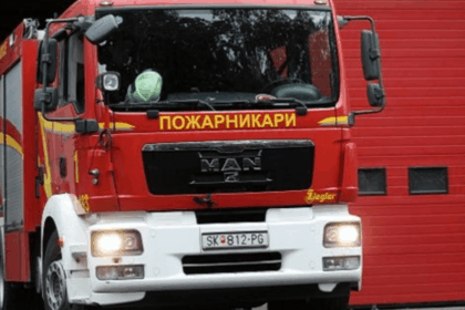 Shpërthen zjarr në një depo për ngjyra në Shkup, zjarrfikësit në terren