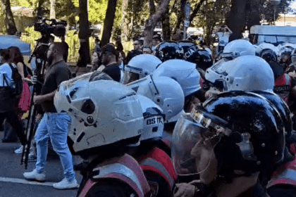 Protesta pranë Kuvendit, shoqërohen dy persona – tentuan të thyenin rrethimin e Policisë