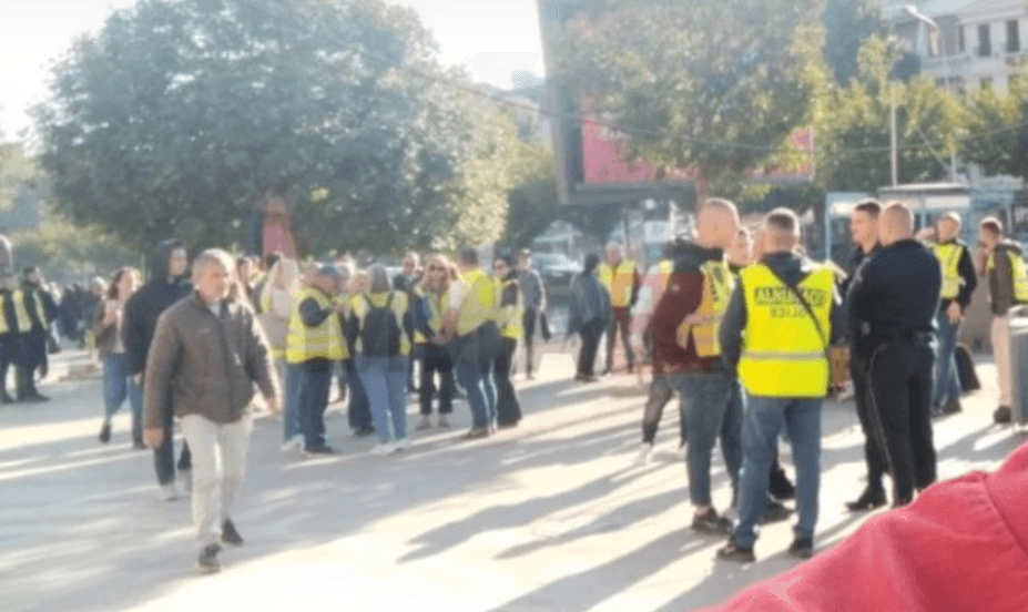 Hiqen tezgat e improvizuara përreth “Bit Pazarit” në Shkup, sekuestrohen rreth 500 kilogramë ushqime