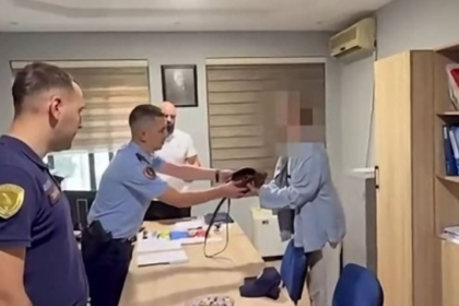​I gjetën çantën dhe arrestuan të dyshuarin, gjermania falënderon policët në Tiranë