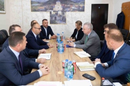 ​Ambasadori i BE-së Schuebel fton kryetarët e veriut të bashkëpunojnë me nivelin qendror
