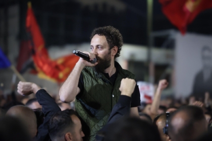 “Liria është edhe përgjegjësi” – mesazhi i Hazirit në natën e tetë të protestës