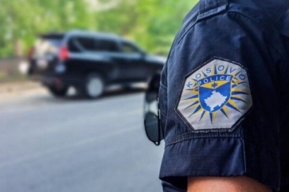 Dy mitraloza, AK47, granata dore, pushkë e fishekë – Policia gjen arsenal armësh në Pejë