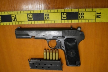 Rrëshqiti dhe i shkrepi arma nga çanta, 20-vjeçari u vetëplagos në këmbë – detaje nga rasti në Ferizaj