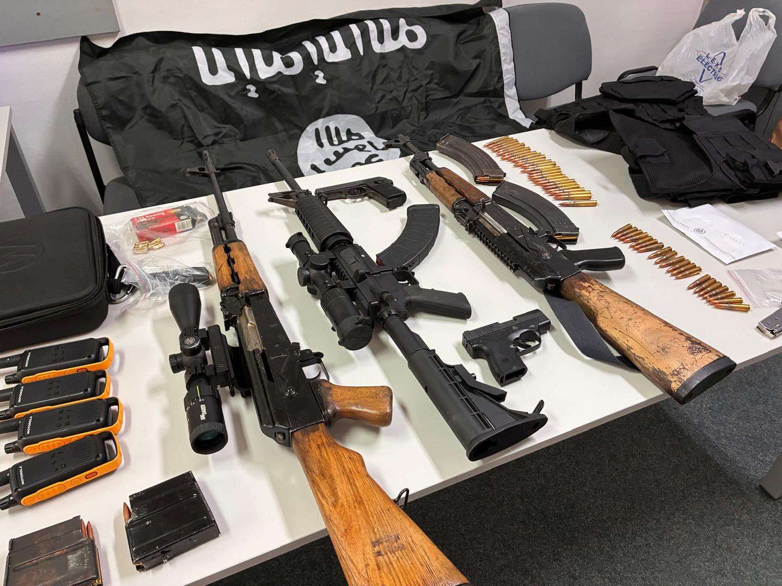 MPB-ja jep detaje për aksionin e djeshëm policor: Ndalohen tre persona, sekuestrohen armë, një snajper dhe një flamur i ISIS-it