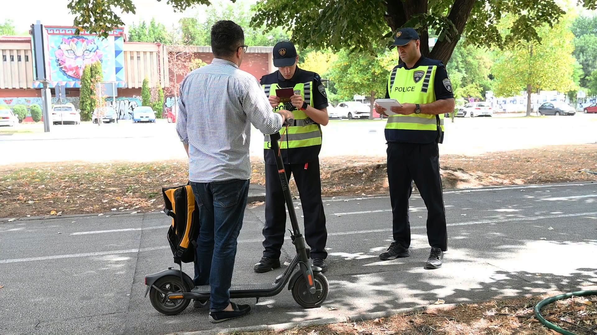 Aksione të përforcuara ndaj drejtuesve të trotinetëve elektrikë, janë konstatuar 167 kundërvajtje Aksione të përforcuara ndaj drejtuesve të trotinetëve elektrikë, janë konstatuar 167 kundërvajtje