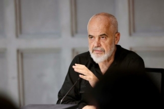 Rama: Telefoni nuk mund të jetë më “leje e pakufishme” për kontrollin e jetës private