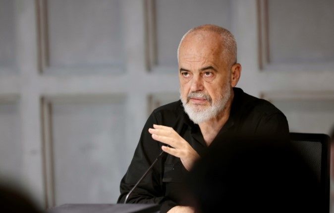 Rama: Telefoni nuk mund të jetë më “leje e pakufishme” për kontrollin e jetës private