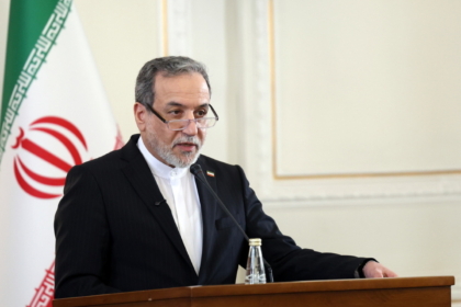 Irani vendos kushtet për hapjen e Ngushticës së Hormuzit, ministri i Jashtëm ia përcjell të dërguarit të SHBA-së
