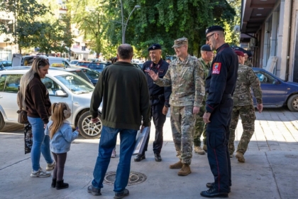 Gjenerali amerikan viziton Mitrovicën e Veriut dhe Urën e Ibrit : Siguria fillon me njerëzit, çdo bisedë e çdo shtrëngim duarsh na ndihmon