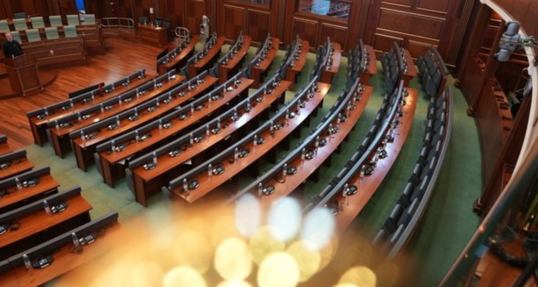 Nga AP te mediat evropiane: Kështu u raportua për deklaratën e përbashkët të Kuvendit të Kosovës ndaj Aktgjykimit në Hagë