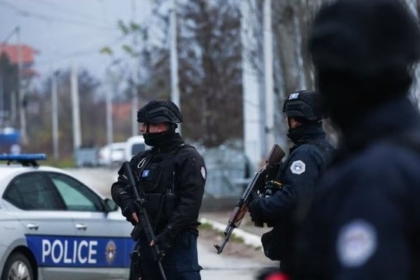 Policia me aksion në Gjilan – sekuestrohen armë, qindra fishekë dhe para të gatshme