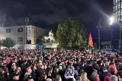 ‘‘Jam tërësisht i pafajshëm në të gjitha pikat e aktakuzës’’, nis protesta në Prishtinë, pjesëmarrësit s’i ndal as shiu