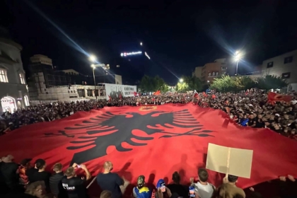 Protesta kundër vendimit ndaj katërshes së UÇK-së, sonte nata e tetë në sheshin “Skënderbeu”