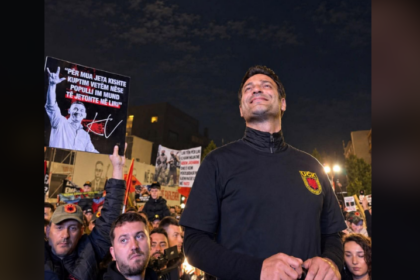 Ramë Lahaj në protestën “Jo në emrin tim”: Thirrje për unitet, këndon “Rrjedh në këngë e ligjërime” dhe bën Betimin e Ushtarit të UÇK-së
